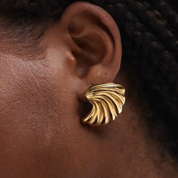 Elegant Gold Shell Earrings A1025 - Picture 3 of 4